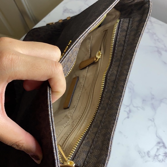 MICHAEL KORS JET SET TRAVEL MESSENGER BAG - Picture 10 of 13